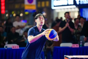 尼斯训练开放日；集结日队长鼓劲引欢呼；CBA季后赛在即；更衣室氛围转暖-爱游戏官方入口