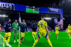 包含C罗重要时刻重返赛场，FPX带队取胜！上演精彩一战的词条-爱游戏